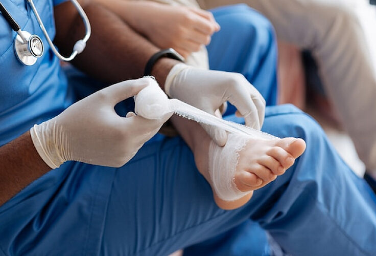 fpkdl.com_750_competent-professional-medical-worker-wearing-special-uniform-rubber-gloves_259150-20179